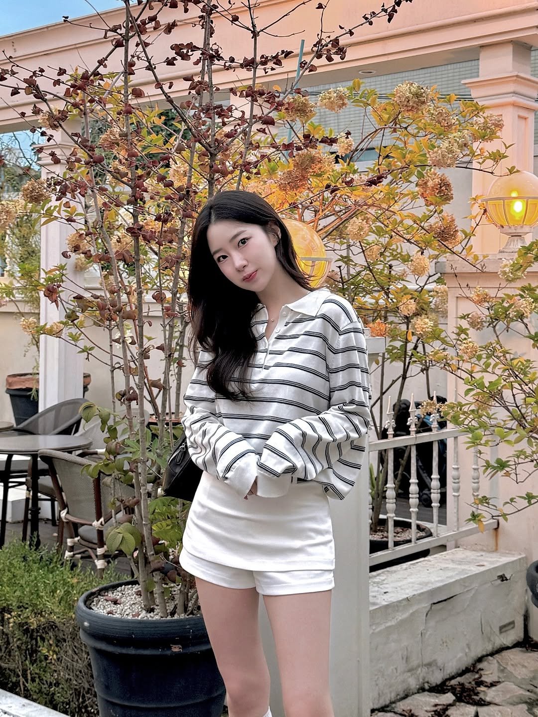 Photo by 이윤선 on October 05, 2025. May be an image of 3 people, skirt, top, miniskirt, dress and text.