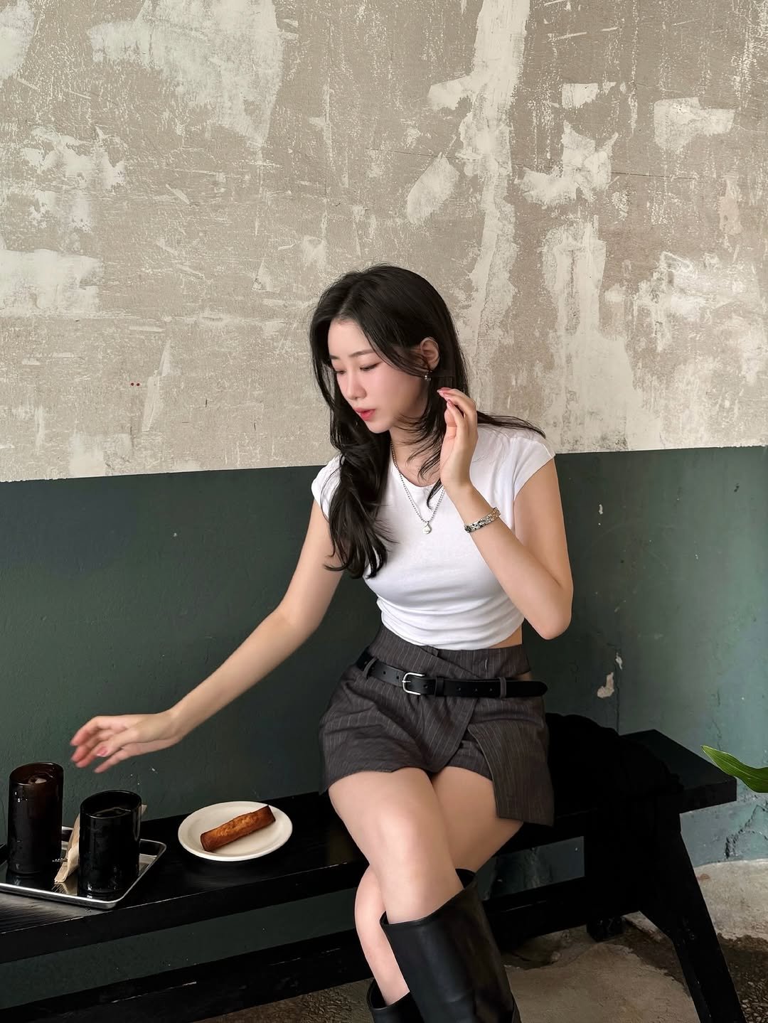 Photo by 이윤선 on September 18, 2025. May be an image of 1 person, shorts, top, boots, miniskirt and text.