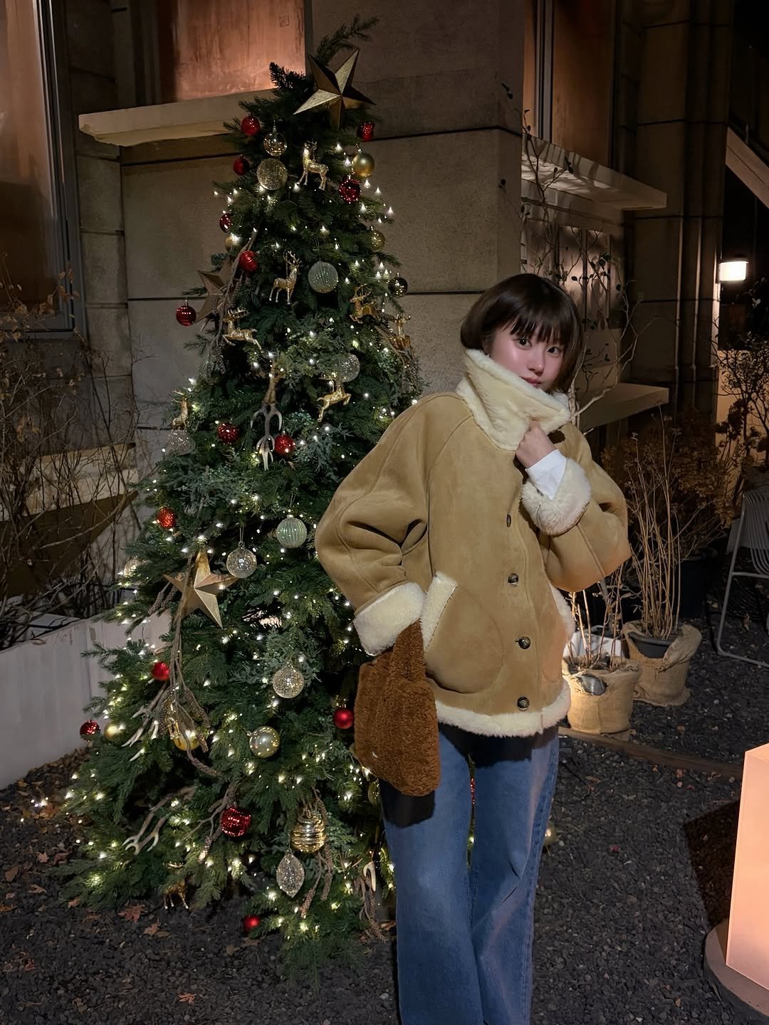 Photo shared by 하여니 on December 26, 2025 tagging @generalidea_official. May be an image of duffle coat, overcoat, christmas tree, fur, parka, jacket, turtleneck and text.