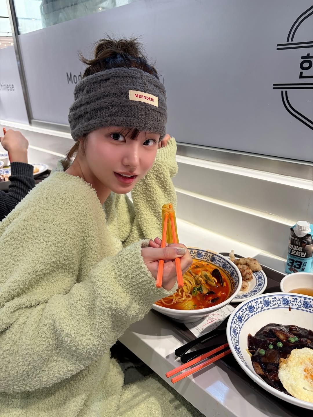 Photo shared by 하여니 on December 07, 2025 tagging @meenderi_official. May be an image of ramen, poached egg, noodles, spaghetti, chopsticks and text.