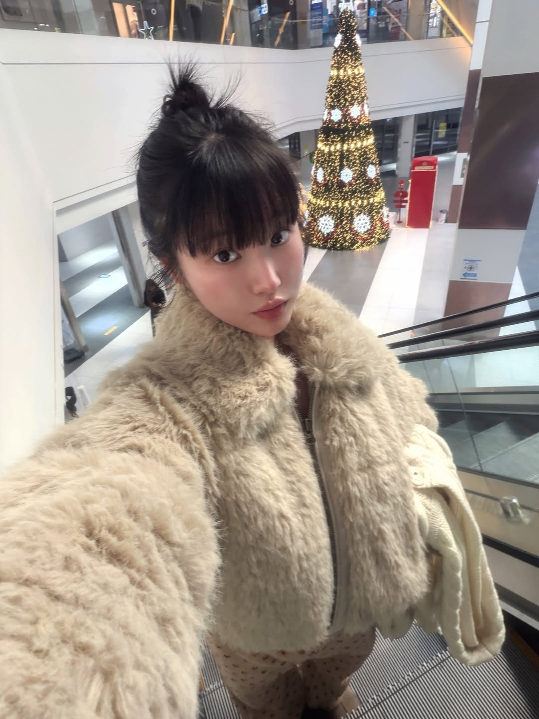 Photo shared by 하여니 on December 01, 2025 tagging @penfield_korea. May be a selfie of one or more people, hair, duffle coat, sable coat, goosedown coat, parka and text.