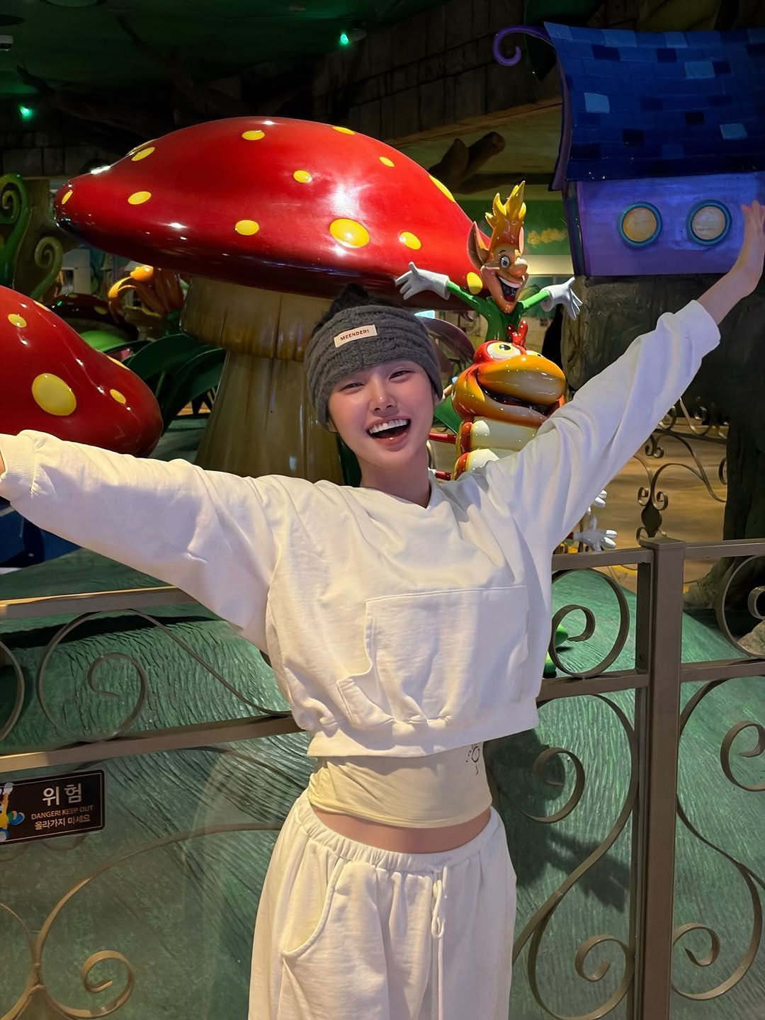 Photo by 하여니 on January 25, 2026. May be an image of costume and text.