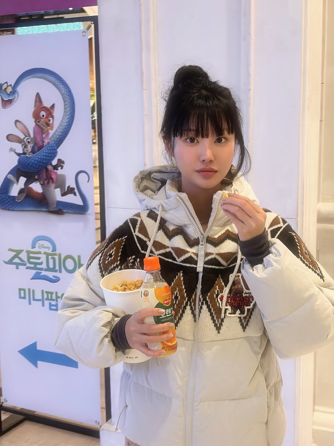 Photo shared by 하여니 on December 01, 2025 tagging @jeep_follow. May be an image of duffle coat, gelato, goosedown coat, parka, flight jacket and text.