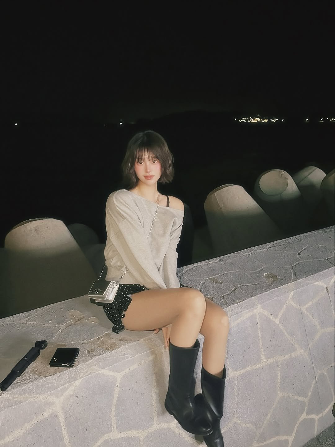 Photo by 하여니 on September 22, 2025. May be an image of 1 person, hair, boots, shorts, miniskirt, night, outdoors and text.