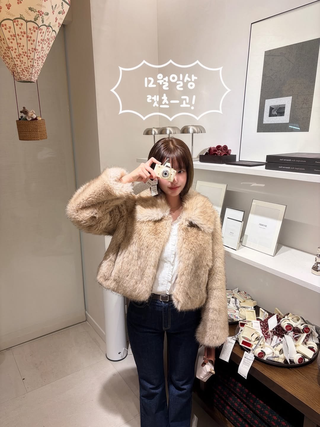 Photo shared by 하여니 on December 06, 2025 tagging @itov_seoul. May be an image of duffle coat, goosedown coat, parka, top and text that says '12월일상 렛츠-고! yH PenLE'.