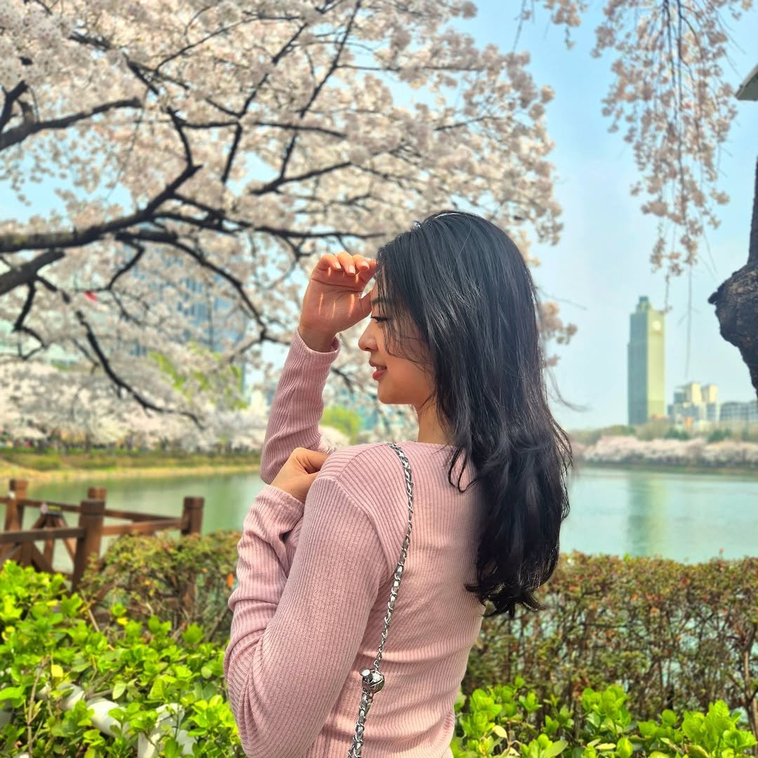 yxxnxee 게시물 이미지: 벚꽃 아래서 🌸