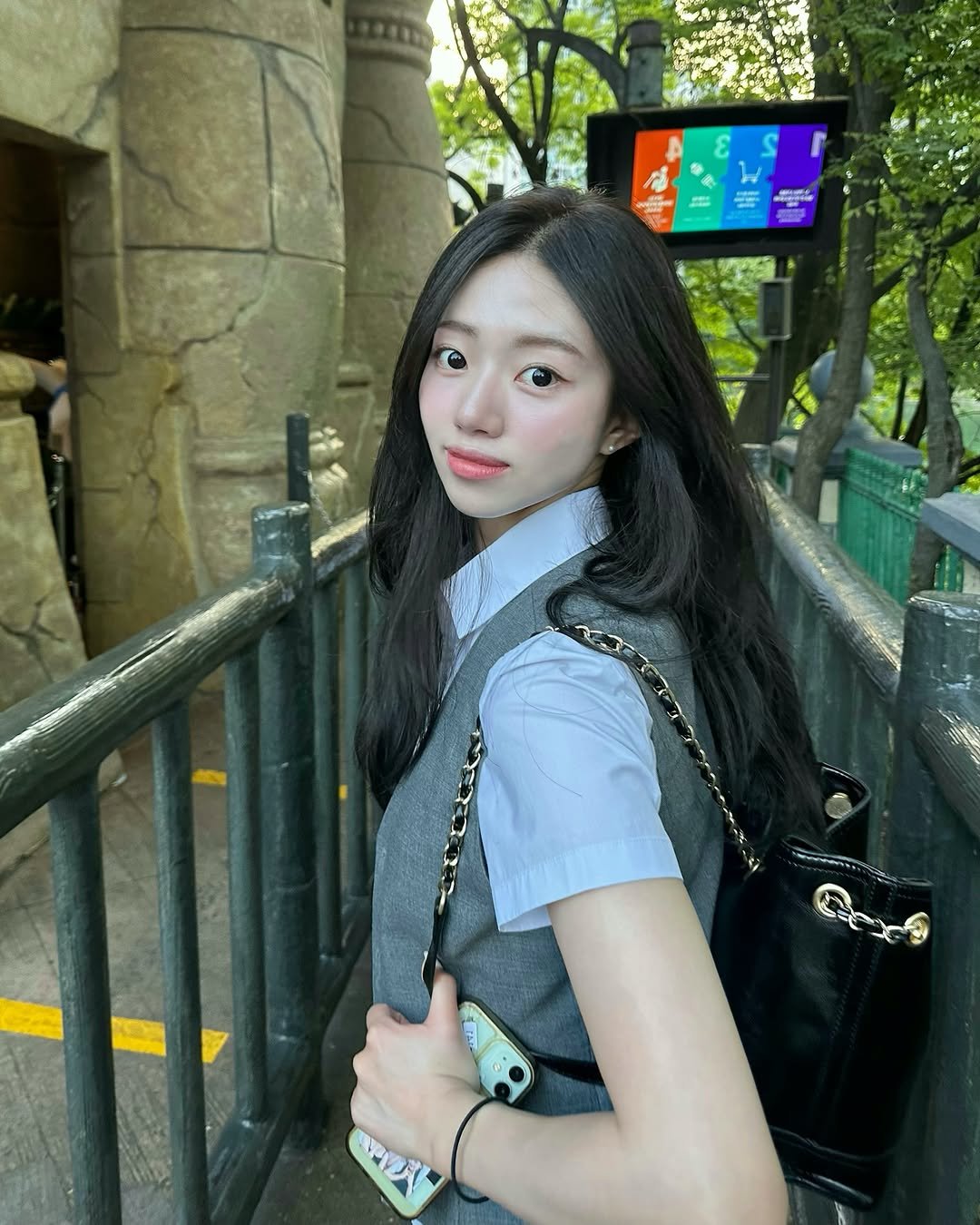 yxxri_o 게시물 이미지: 4년만에 입는 교복.. 신났다 🎟️🎡💕