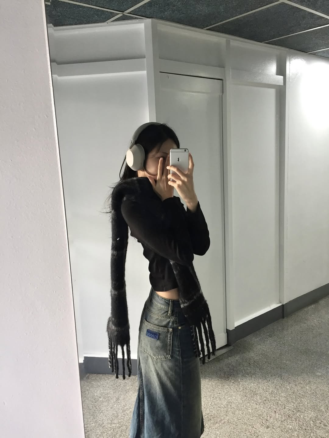 Photo by 우다비 on December 01, 2025. May be an image of miniskirt, mirror and text.