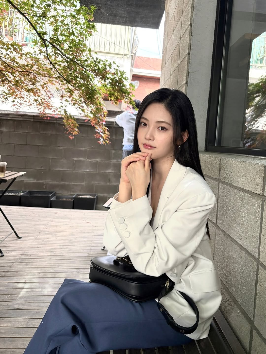 Photo by 우다비 on November 26, 2025. May be an image of one or more people, hair, coat, parka and text.