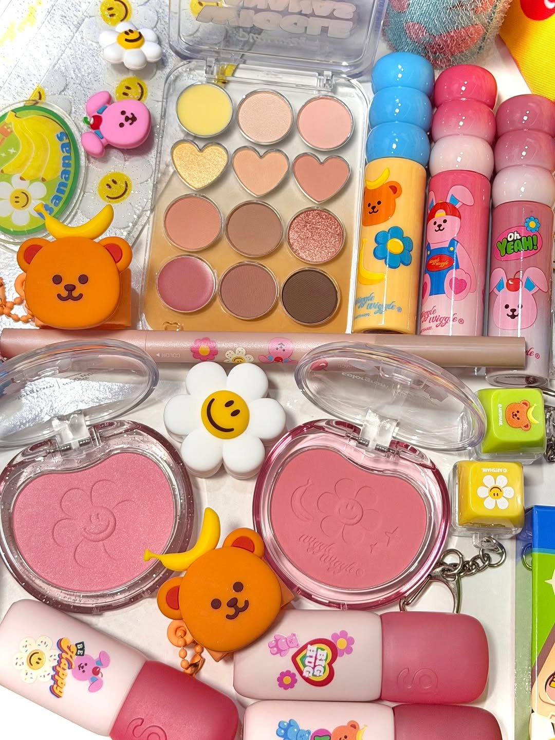 Photo shared by 더클래스모나크 예진실장💄 on January 02, 2026 tagging @oliveyoung_official, @wigglewiggle.official, and @colorgram.official. May be an image of one or more people, makeup, lipstick, toy, pallette, pencil case, cosmetics, hand cream, sharpener and text.