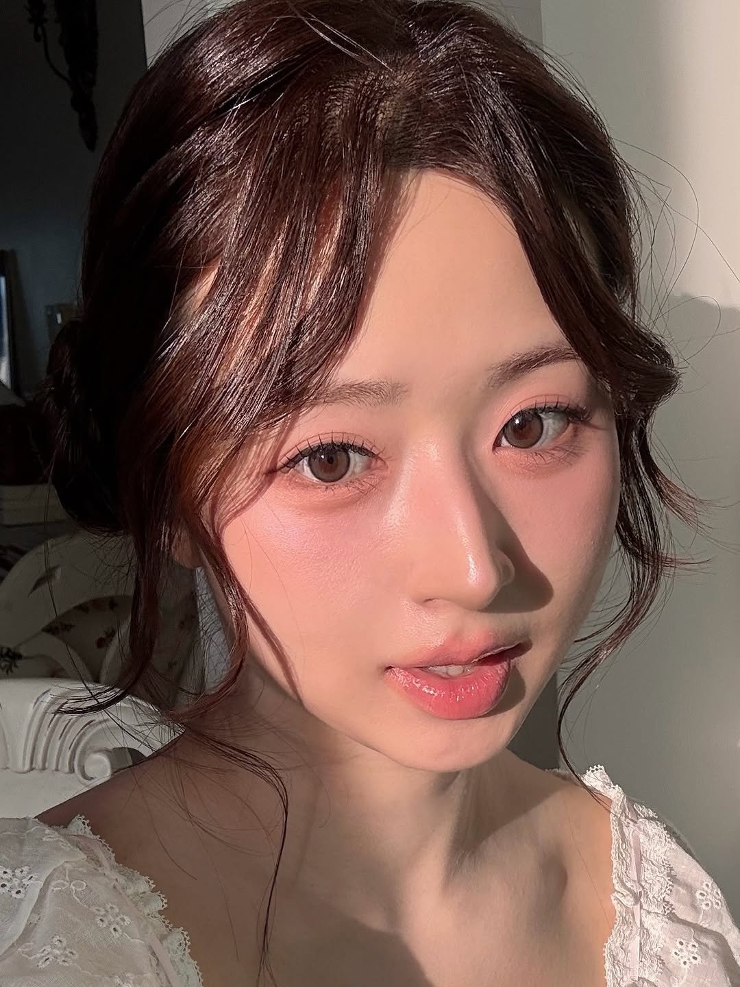 Photo shared by 더클래스모나크 예진실장💄 on August 12, 2025 tagging @theclassmakeup, and @jeonsra0322. May be an image of 1 person, braids, baby's-breath and text.