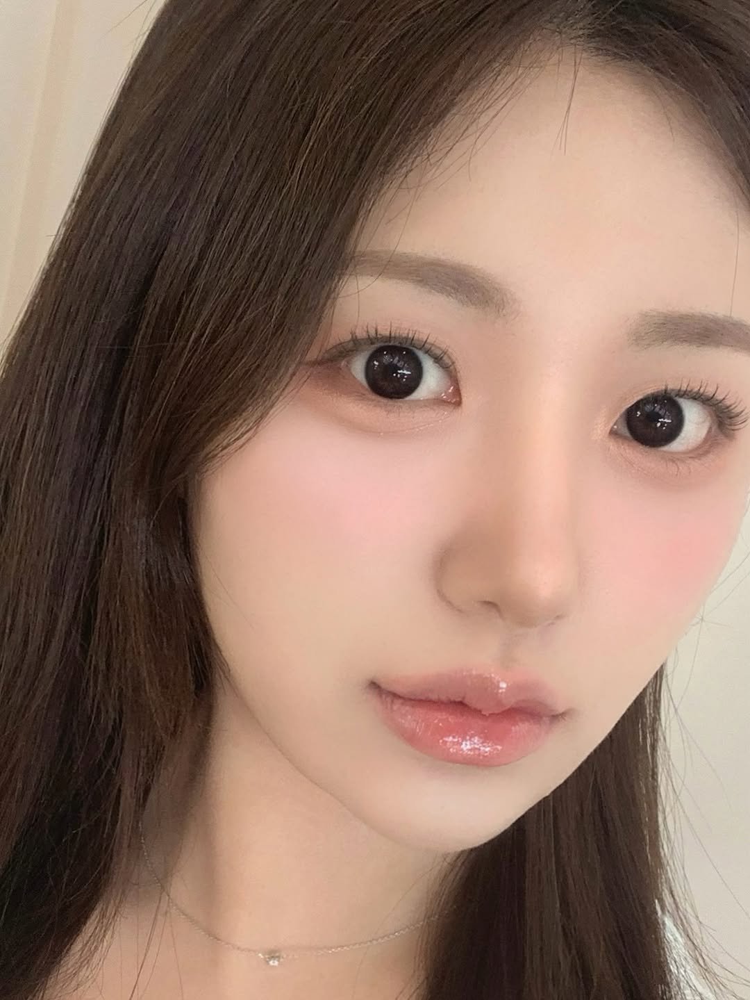 Photo shared by 더클래스모나크 예진실장💄 on August 18, 2025 tagging @etudeofficial, @espoir_makeup, @holikaholika_official, @theclassmakeup, @clio_official, @peripera_official, @luna_makeup_official, @naming.cosmetic, @heartpercent, @glint__official, @moumou_official_, and @muzigae_mansion. May be a selfie of 1 person, hair and text.