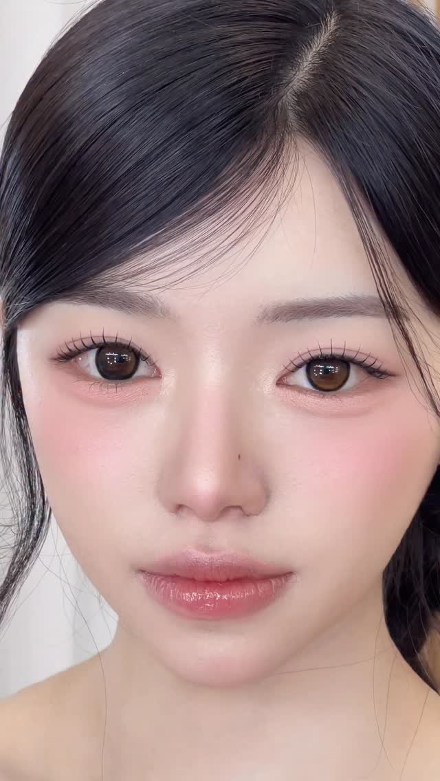 yyye__vely 게시물 이미지: 복숭아 과즙 가득 예쁘유빈님🍑💫✨😗
코랄 두 스푼 🥄🧡💛✨
.
.
#메이크업...