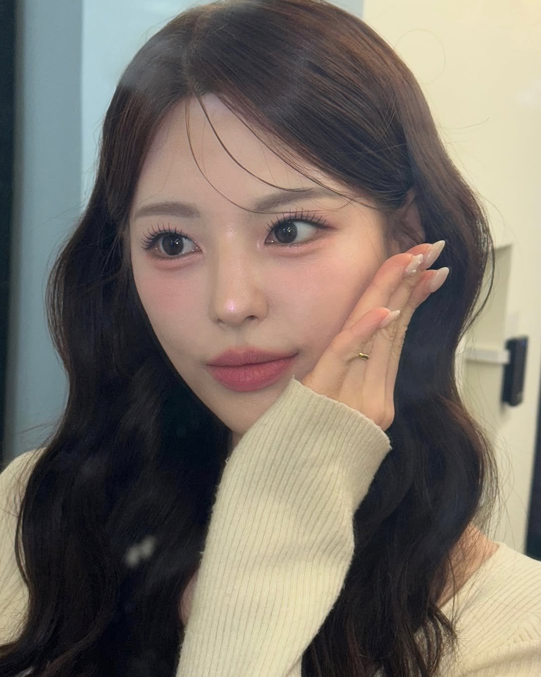 yyye__vely 게시물 이미지: 너무 이쁜 그녀….🩷 뭘 발라도 이쁜 도화지 🫶🏻☺️ 
#메이크업 #핑크메이크업