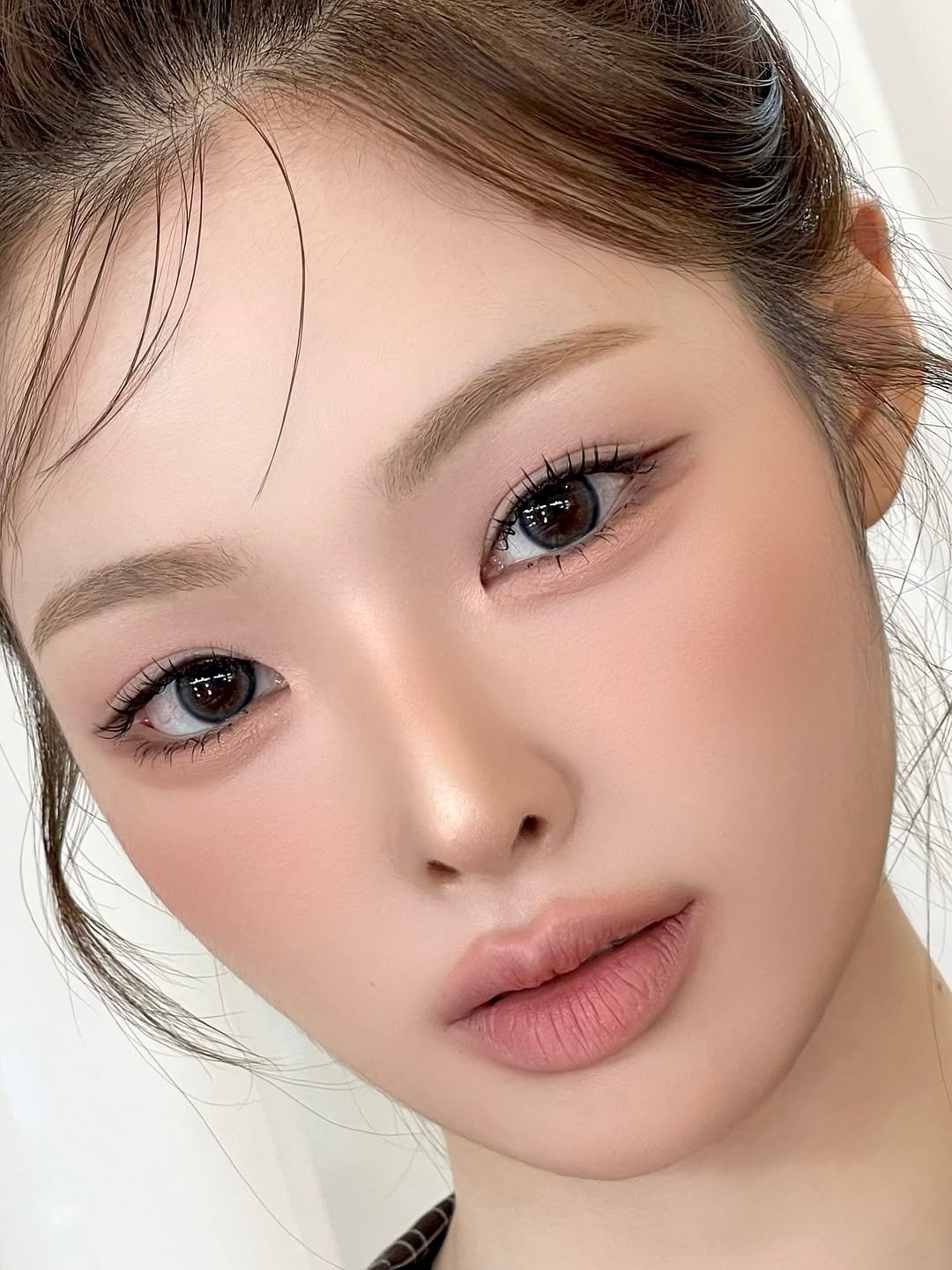 Photo shared by 더클래스모나크 예진실장💄 on August 10, 2025 tagging @toocoolforschool_official, @espoir_makeup, @wakemake_official, @bbia.official, @holikaholika_official, @theclassmakeup, @clio_official, @iam_inyeong, @glint__official, @narscosmeticskorea, and @nonoer_official. May be a closeup of 1 person, hair, eyeliner, makeup and text.