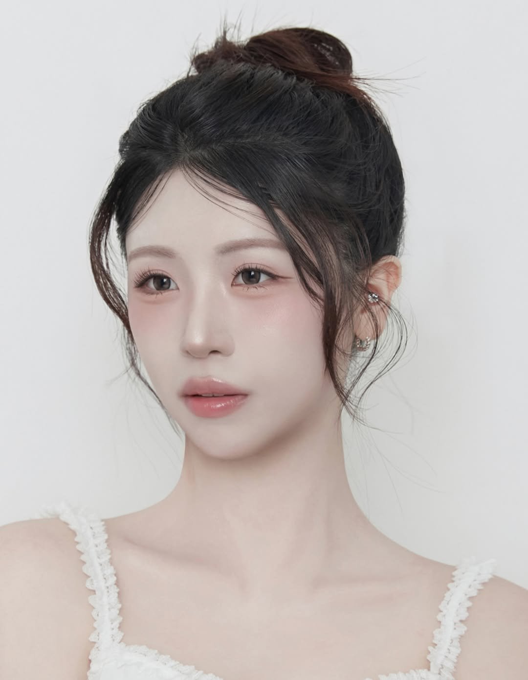 yyye__vely 게시물 이미지: 프로필 사진도 예진쌤 시그니처 ✨#덜굽자메이크업 🪽
따뜻하면서도 오묘한 핑크베이지...