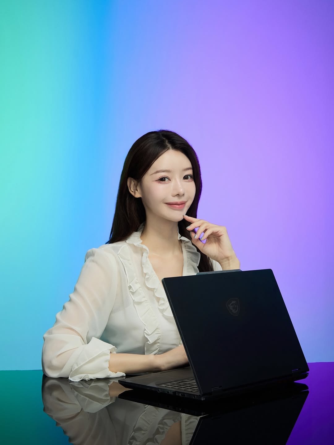 Photo shared by 이아영 on November 10, 2025 tagging @msigaming_taiwan. May be an image of one or more people, hair, top and text.