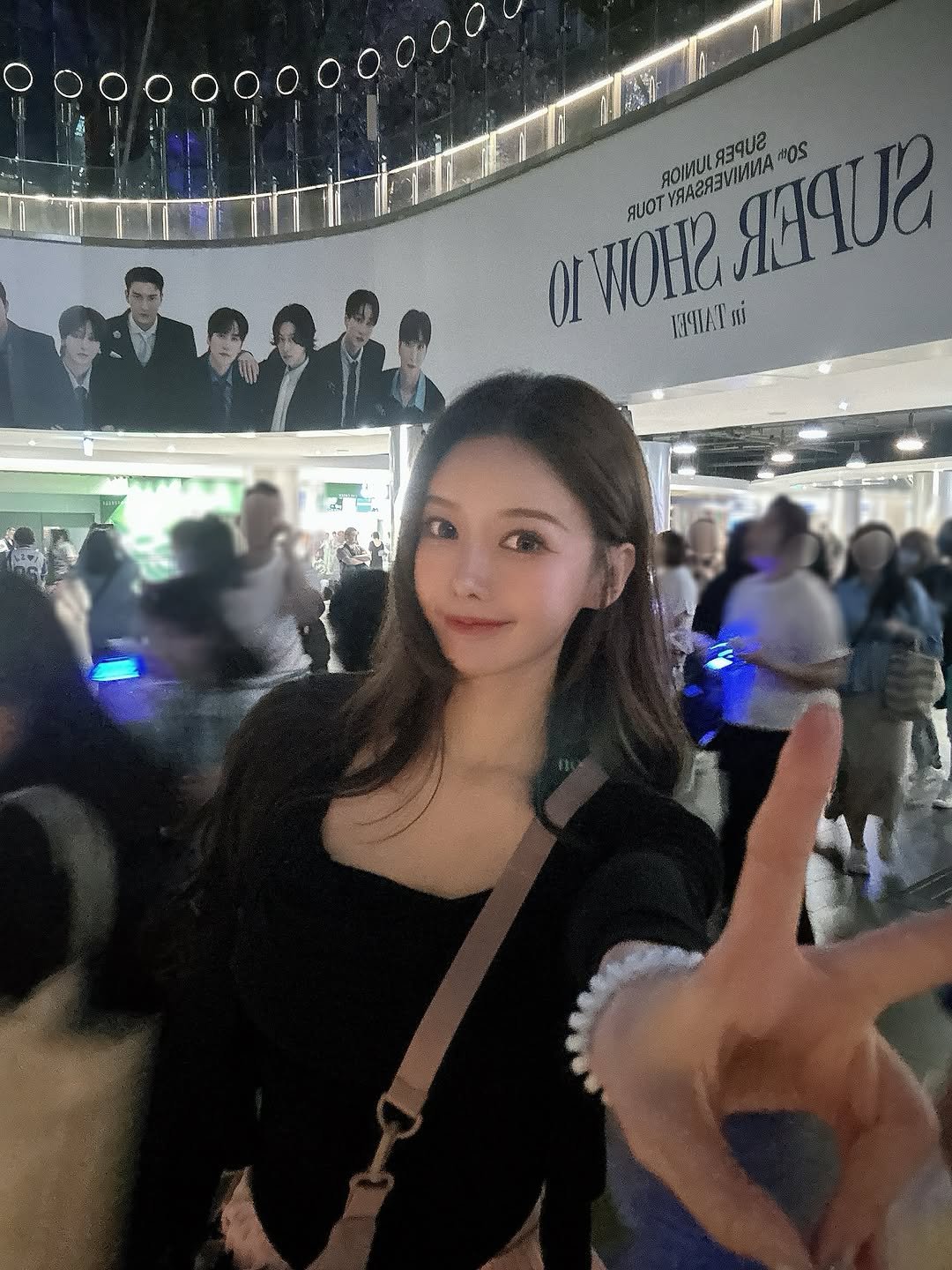 Photo by 이아영 on November 16, 2025. May be an image of one or more people, hair, top and text.