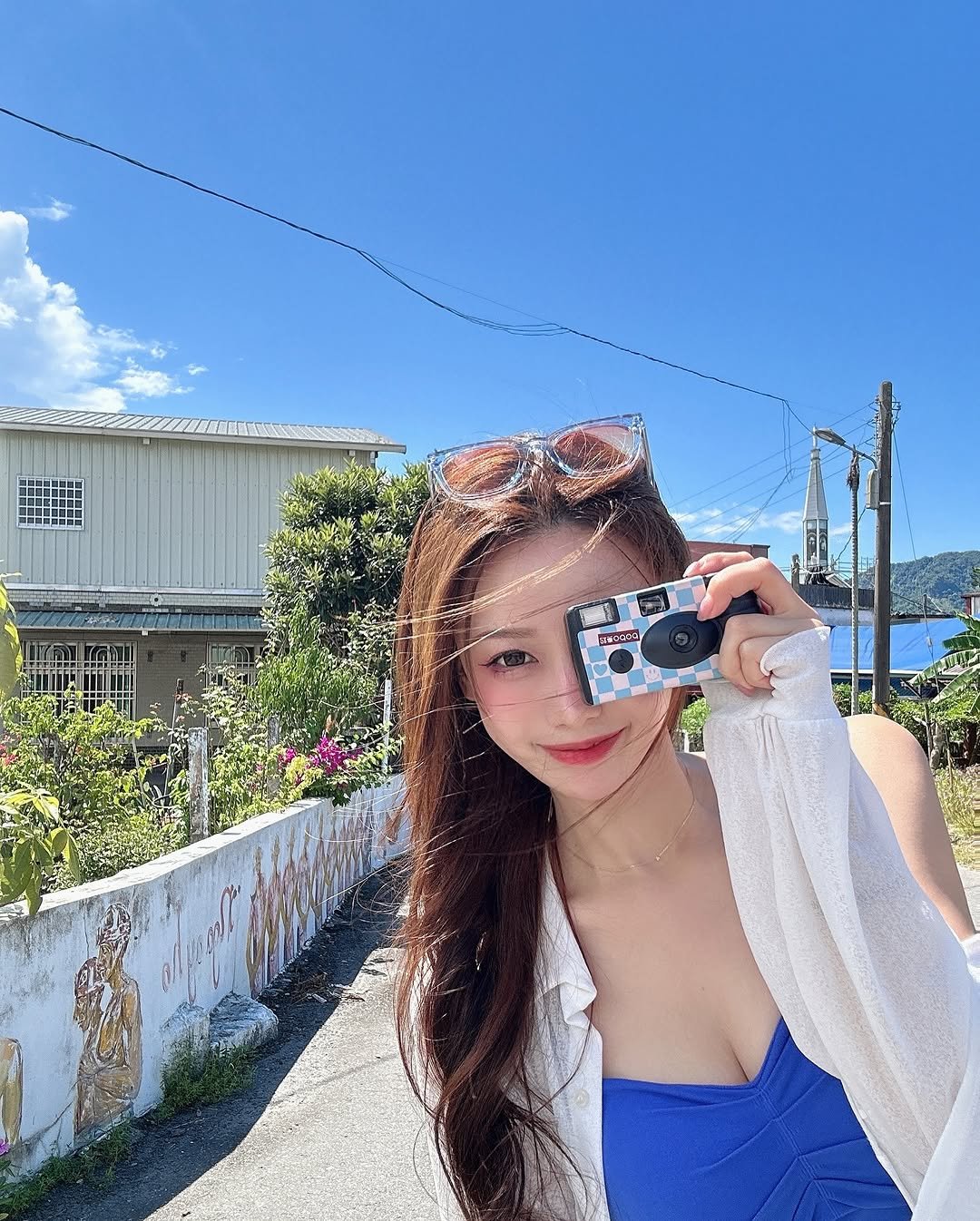 Photo by 이아영 on September 09, 2025. May be an image of 1 person, phone, camera and text.