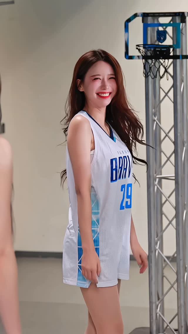 yyyoungggggg 게시물 이미지: 有人想跟我挑戰嗎？😎
自轉5圈後一次進籃！

我的第一次富邦勇士的比賽順利結束！
這個賽季我會...