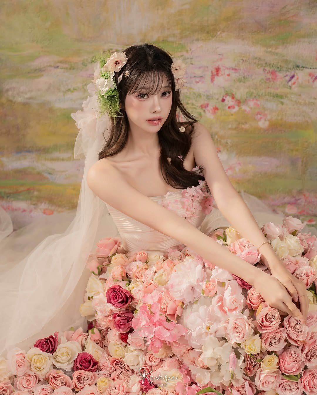 Photo by 이아영 on April 15, 2026. May be an image of headdress, flower arrangement, gown, bouquet, prairie gentian, rose and text.