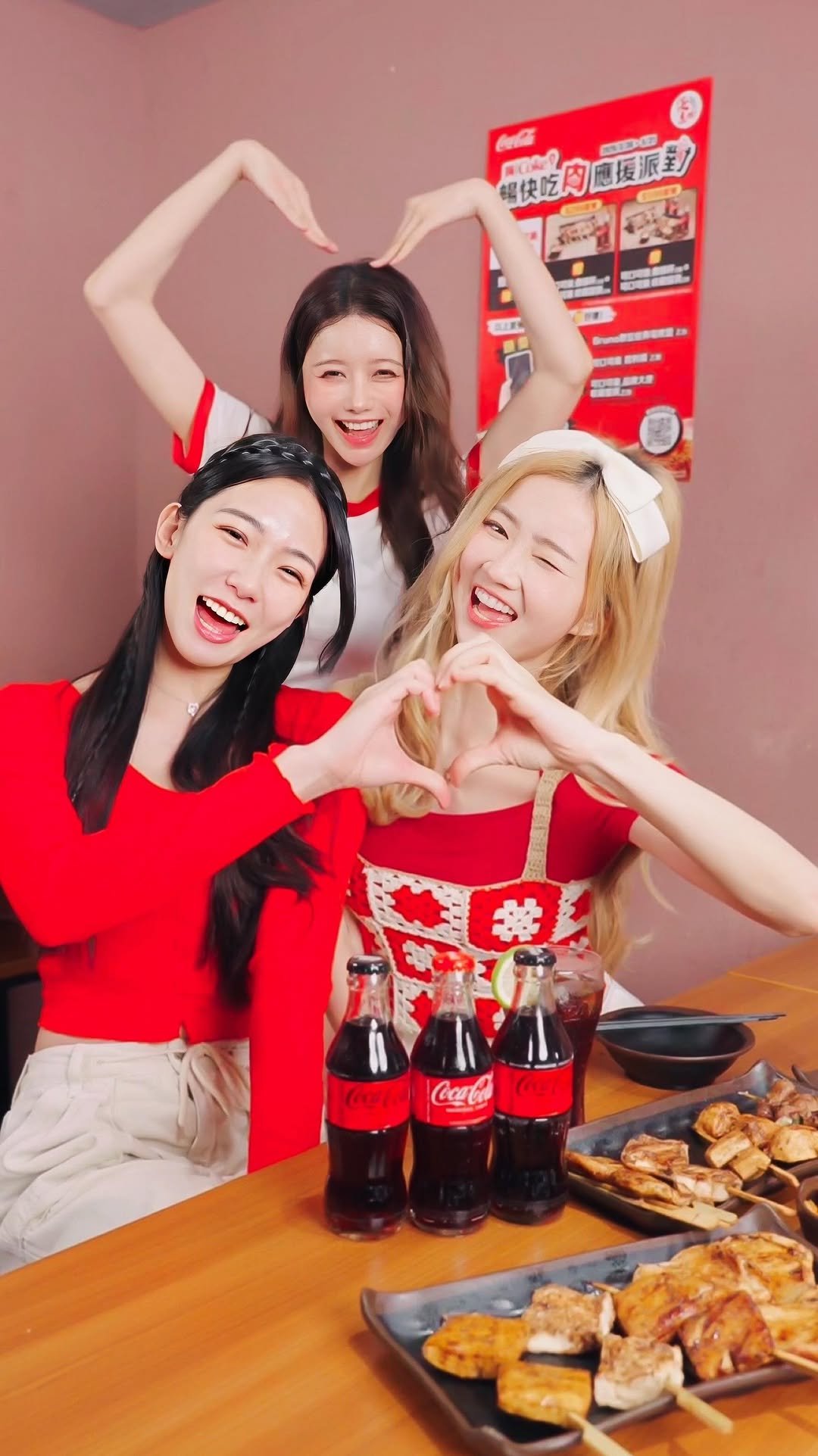 yyyoungggggg 게시물 이미지: 這兩位可愛小吃貨的鼻尖也太靈了吧！😂

本來想神不知鬼不覺地去吃頓串燒犒賞自己，
結果還是被...