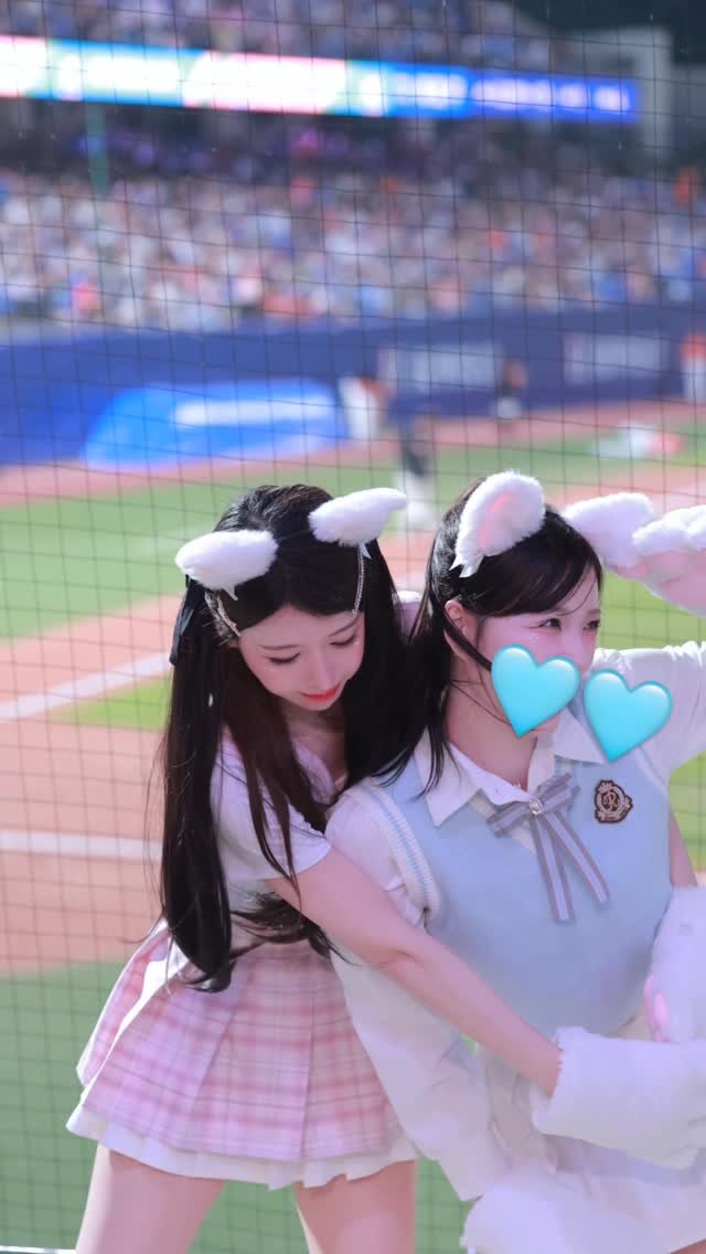 yyyoungggggg 게시물 이미지: 在表演的時候偷偷滿足一下私心
나 안아 이하오쩐😝 
ㅋㅋㅋㅋㅋㅋㅋㅋㅋㅋㅋㅋㅋㅋㅋㅋㅋ