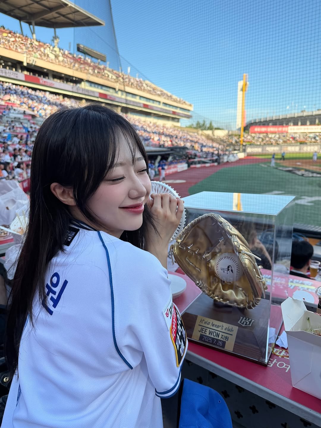 Photo shared by 지원 JEEWON on July 26, 2025 tagging @ktwiz.pr, and @vicddory.speaking. May be an image of 3 people, people playing baseball, stadium and text.