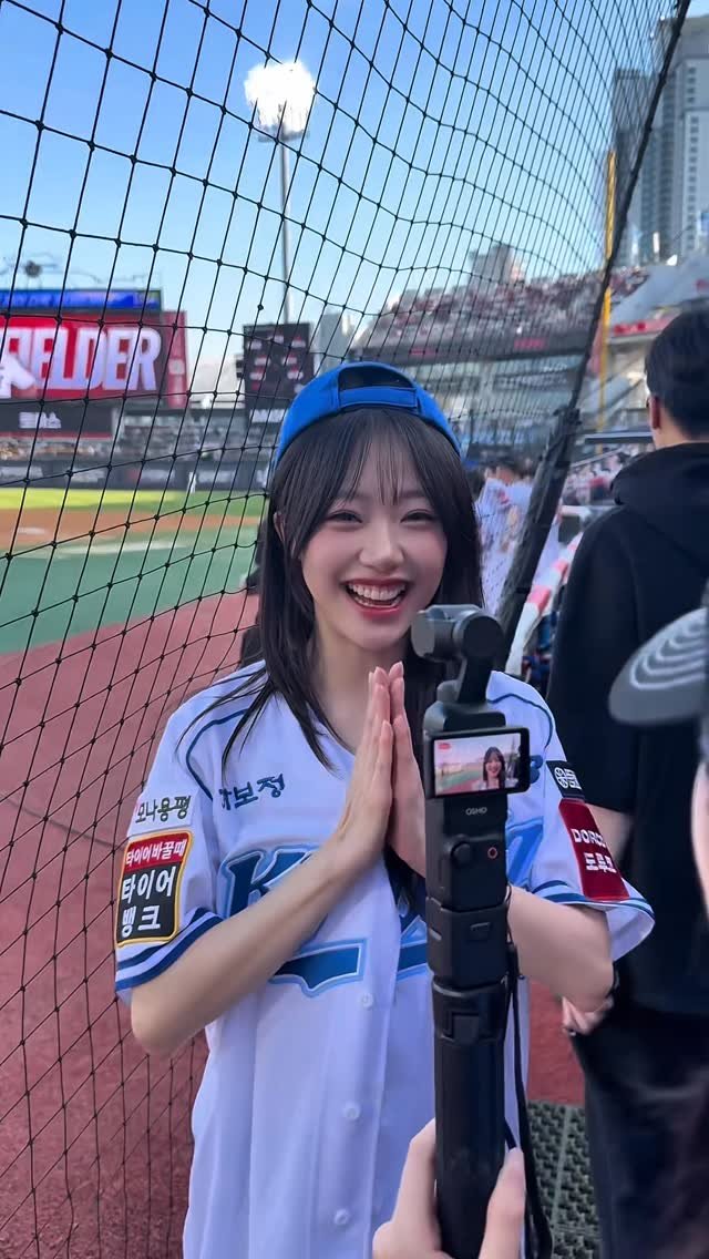 z._.warning 게시물 이미지: 시구할 때 속마음......
결국 패대기 안 치고 등 뒤에...