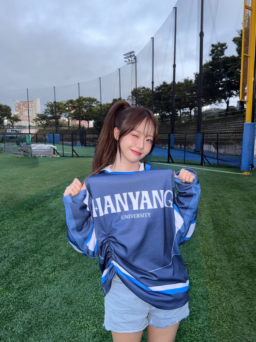 Photo by 지 지원 zzone on September 17, 2025. May be an image of 1 person, golfing, shorts, sportswear, sweatshirt, park and text that says '35 HANYANG UNIVERSITY'.