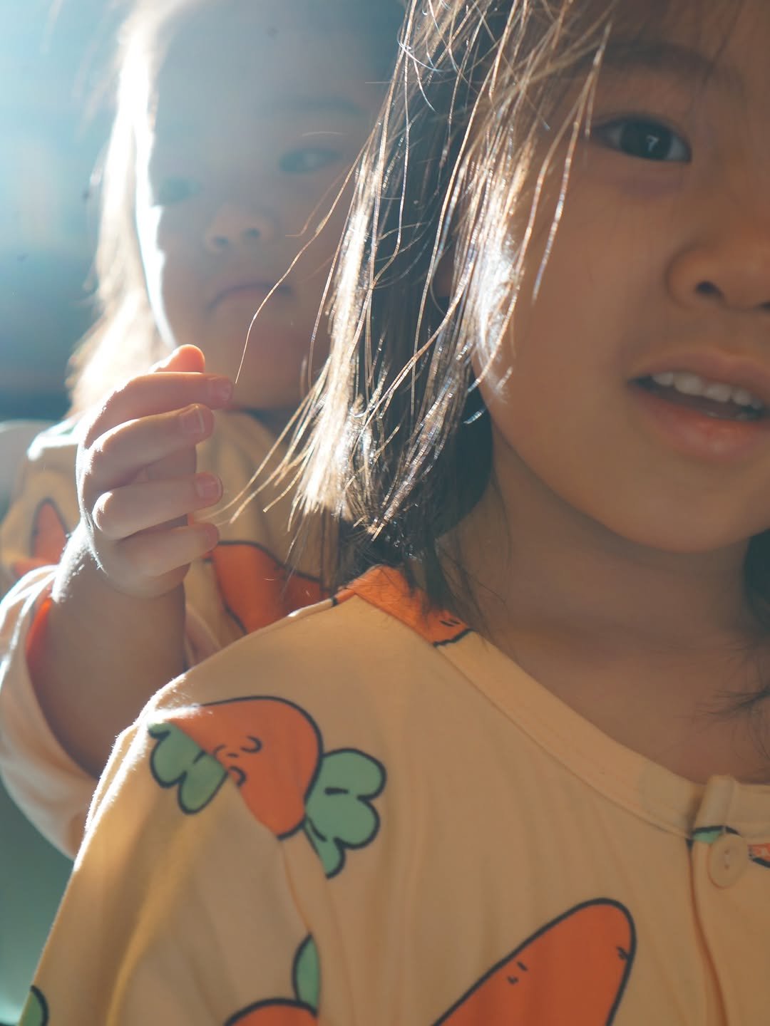 Photo by 잔잔바릐네➰암웨이 편집샵🛒 on January 10, 2026. May be a closeup of baby, smiling, sleepwear and text.