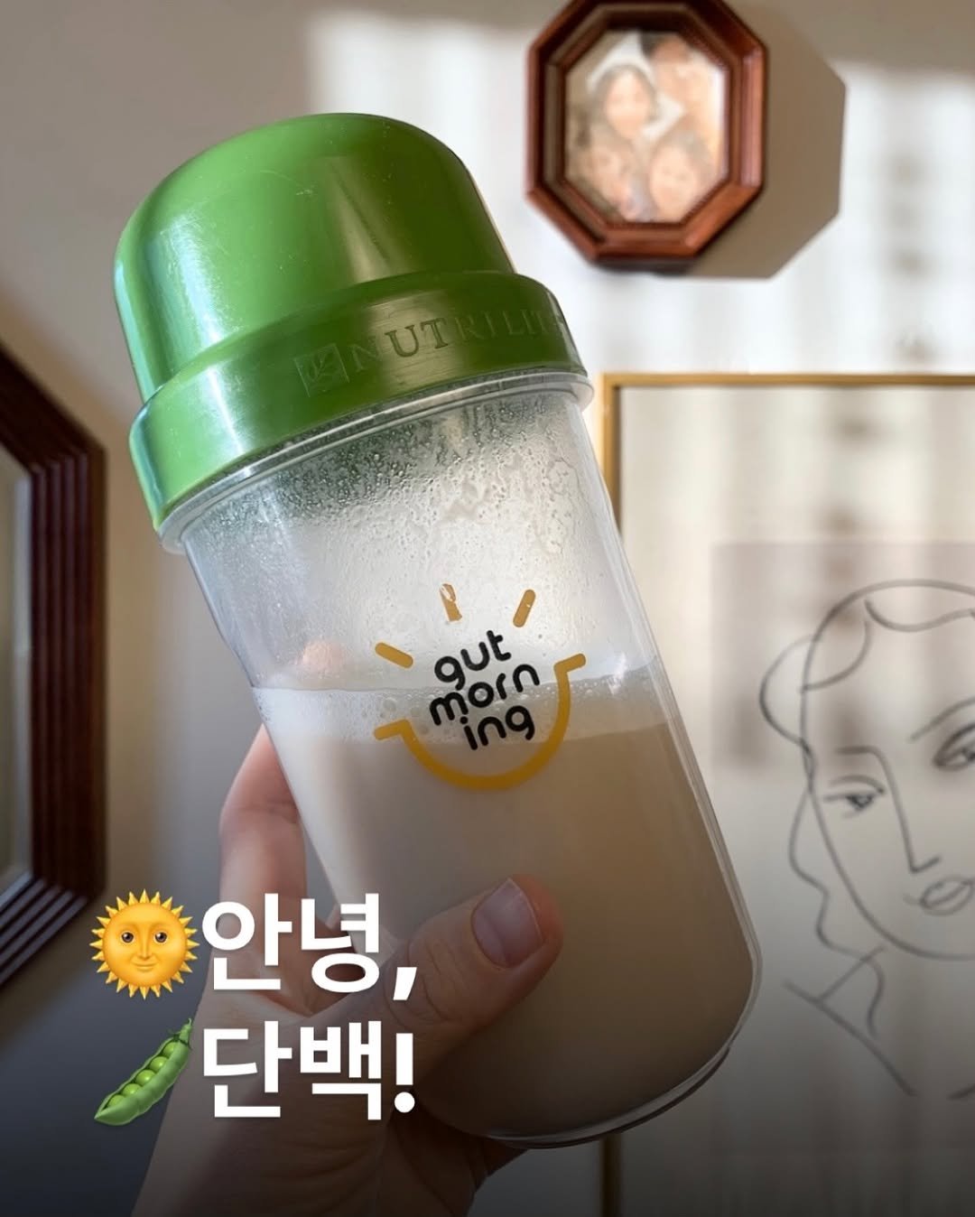 Photo by 잔잔바릐네➰암웨이 편집샵🛒 on January 13, 2026. May be an image of bottle, milk, chocolate milk and text that says 'UT gut morn gut ကို်ရ morn 안녕, 단백!'.