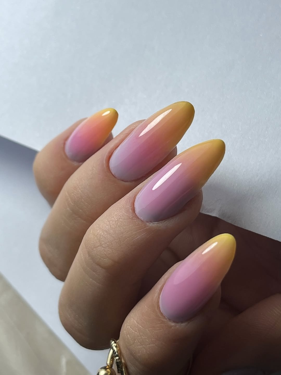 zar.nailart 게시물 이미지: تو این پست یه مدل ناخن رو در دو نور مختلف...