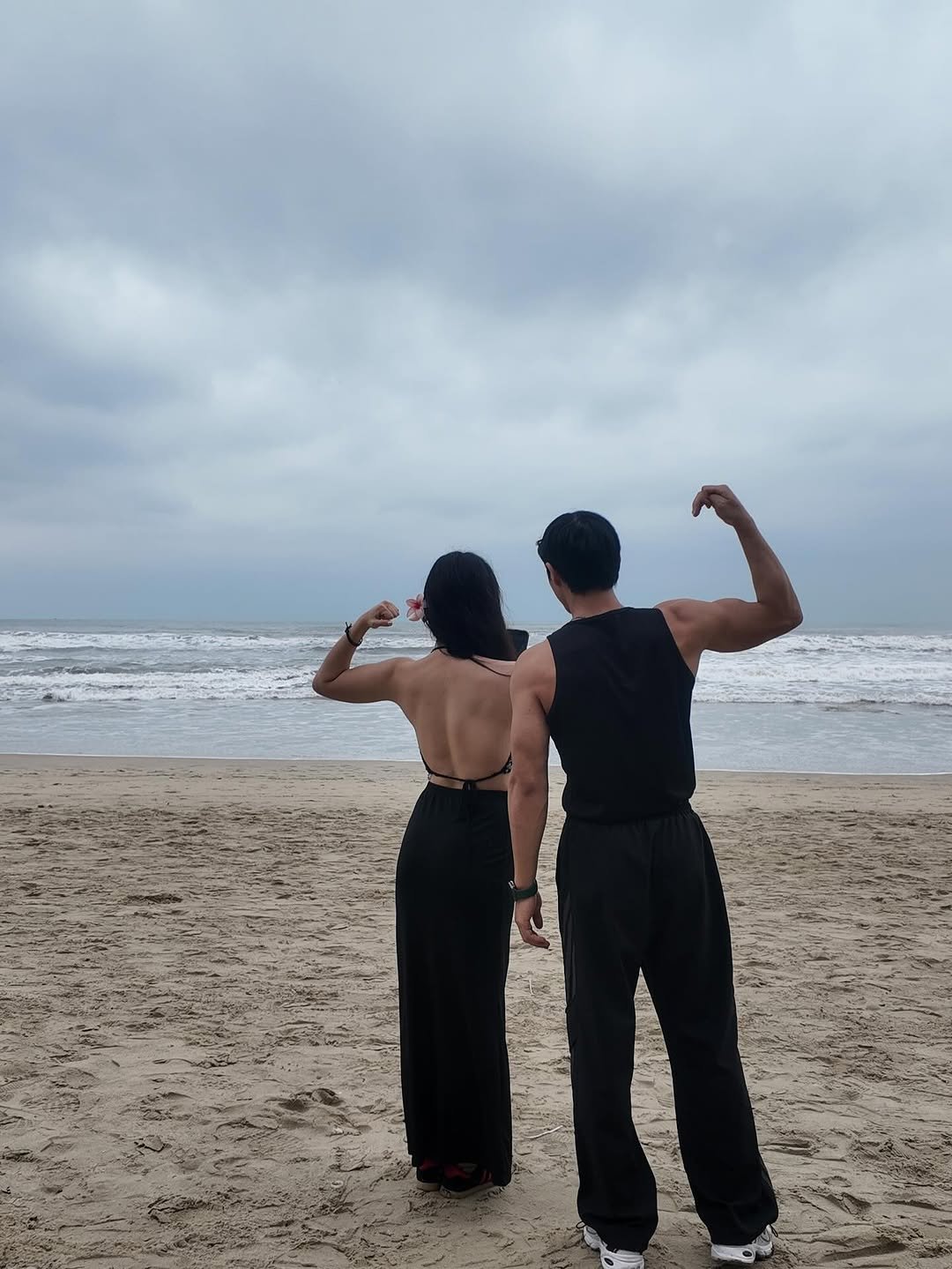 Photo shared by 지야 on September 14, 2025 tagging @mergedd_. May be an image of 2 people, biceps, people standing, beach, ocean and text.