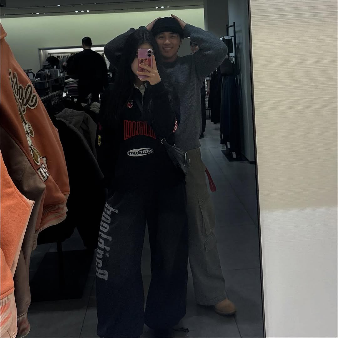 Photo shared by 지야 on November 25, 2025 tagging @mergedd_. May be a selfie of sweatpants, sweatsuit, parka, sweatshirt, mirror and text.