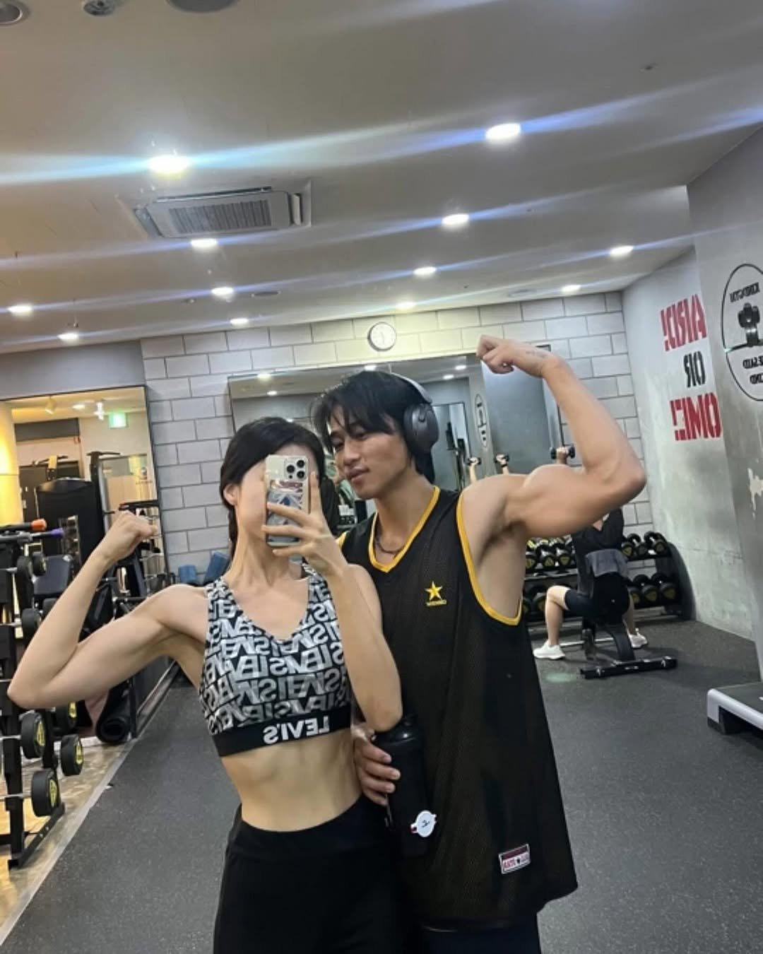 Photo shared by 지야 on December 06, 2025 tagging @mergedd_. May be an image of one or more people, biceps, activewear, top, sportswear and text.
