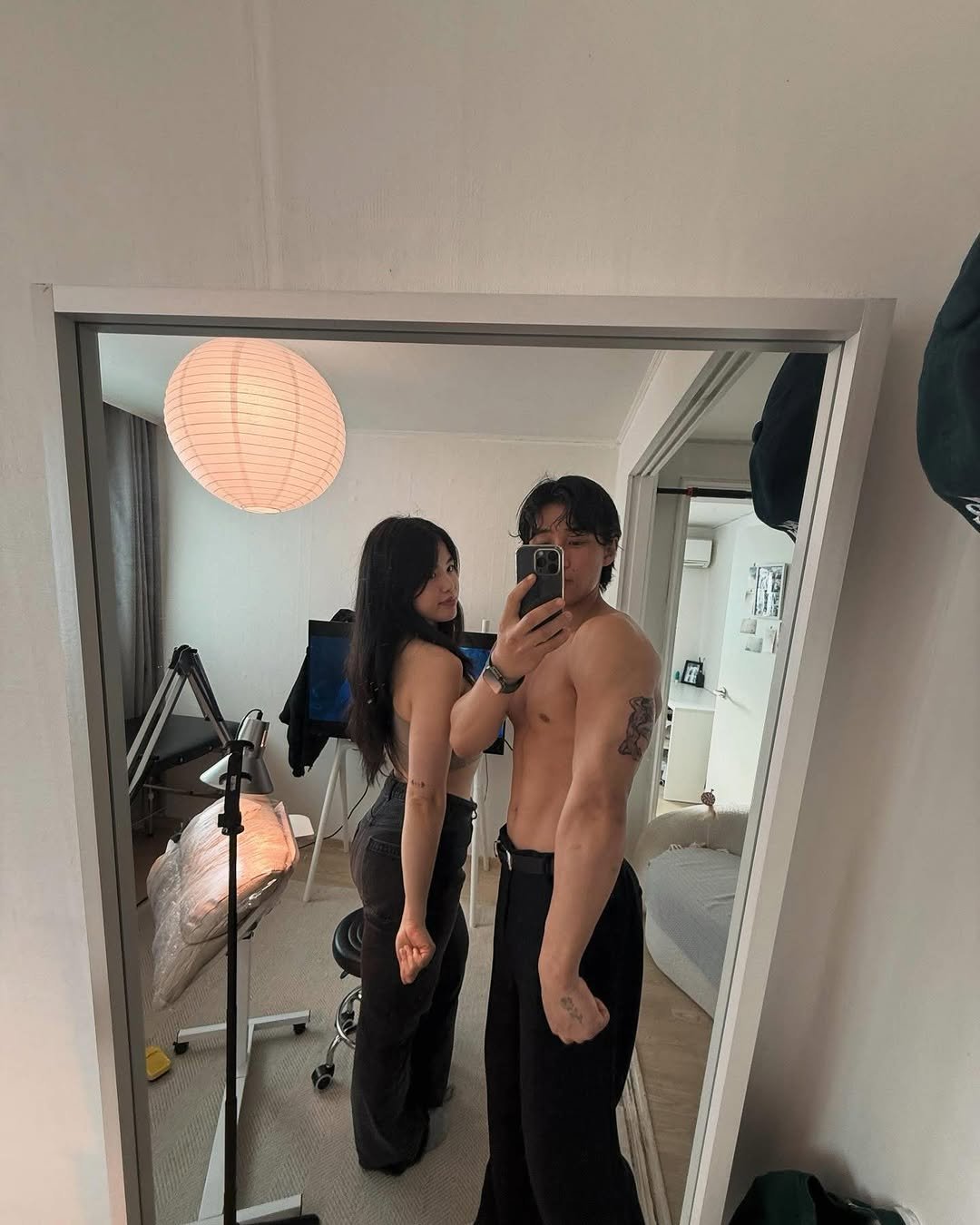 Photo by 지야 on December 06, 2025. May be a selfie of one or more people, biceps, people kissing, mirror and text.