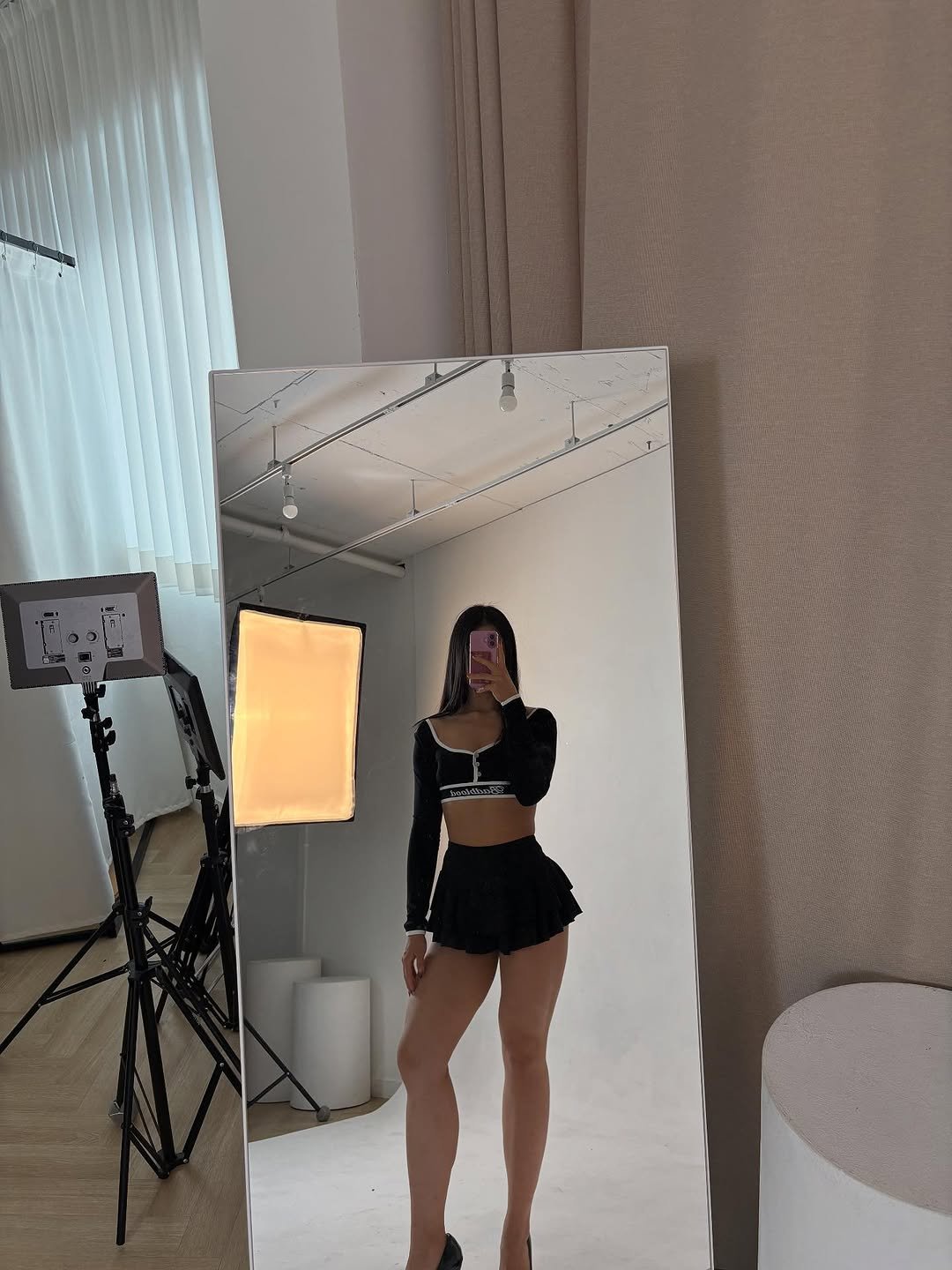 Photo by 지야 on September 16, 2025. May be an image of 1 person, chemise, miniskirt and text.