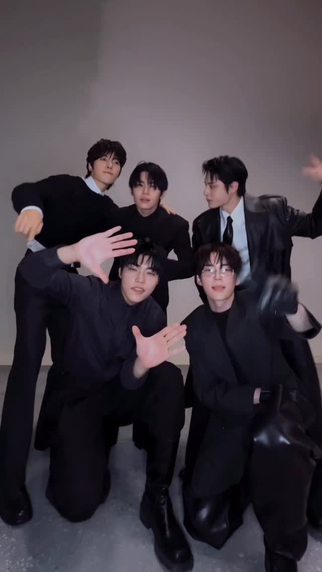 zb1official 게시물 이미지: we are five 멋쟁이들

Pre-Save
zb1.lnk.to/ascend...