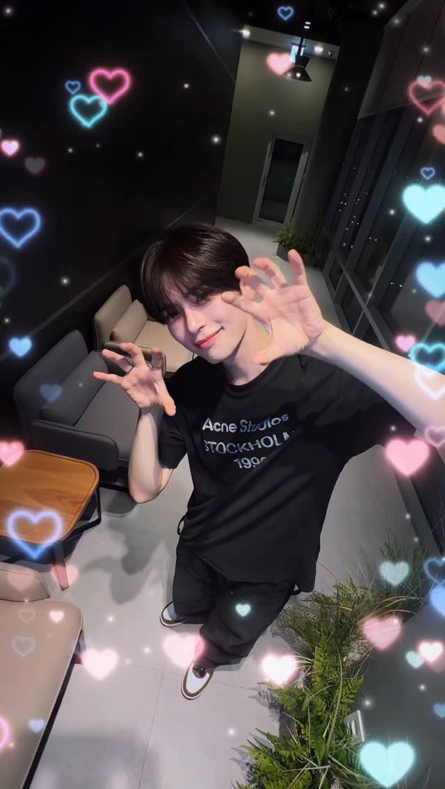 zb1official 게시물 이미지: mosi mosi? ‧₊˚⋅♡

#ZEROBASEONE #SUNGHANBIN