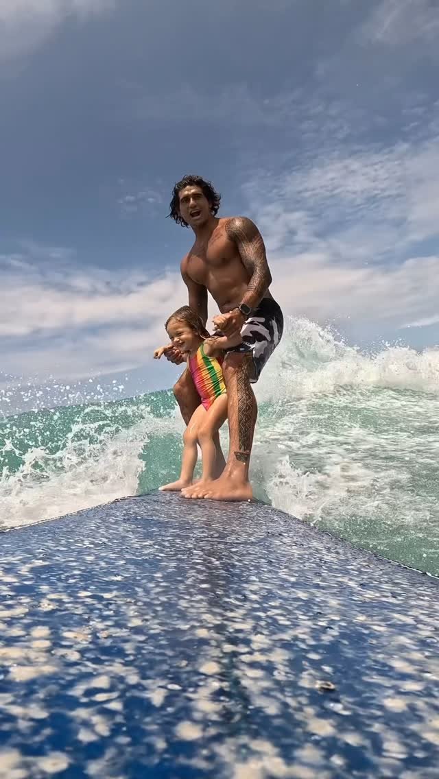 zekelau 게시물 이미지: Luna’s favorite place to be! Family surf day...