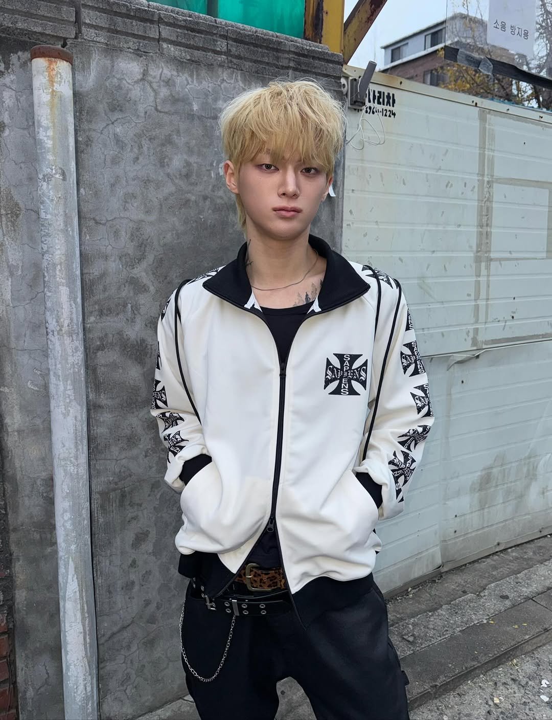 Photo by 빈 on November 23, 2025. May be an image of one or more people, hair, parka, bolo tie and jacket.