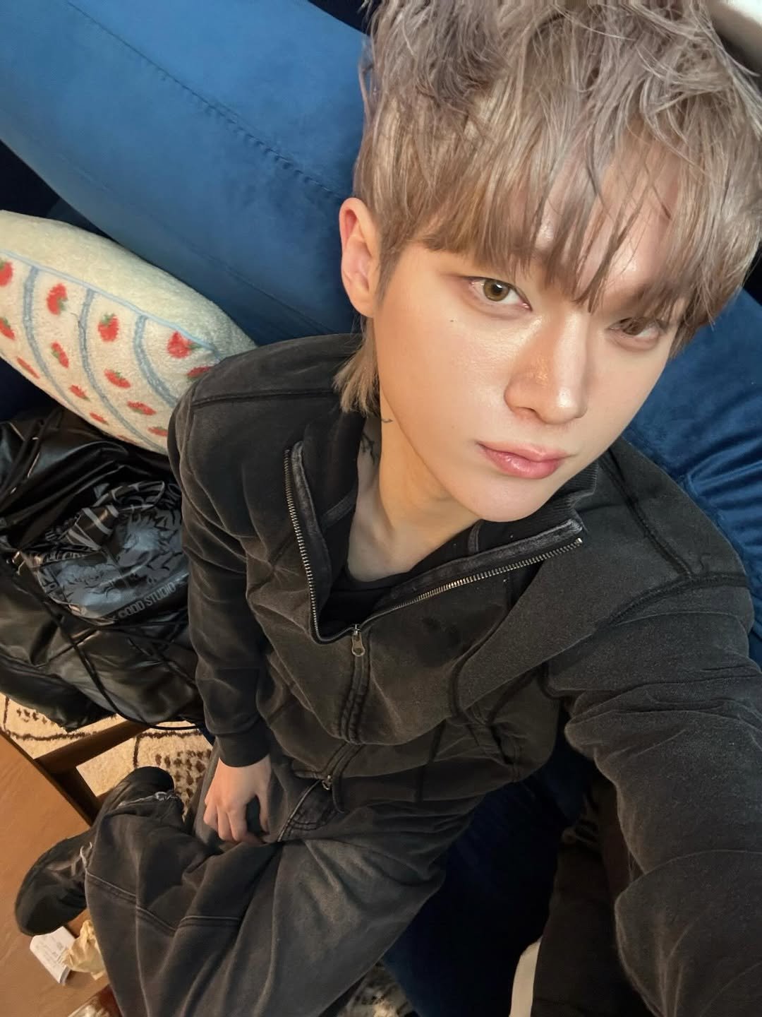 Photo by 빈 on January 22, 2026. May be an image of one or more people, bangs and text.