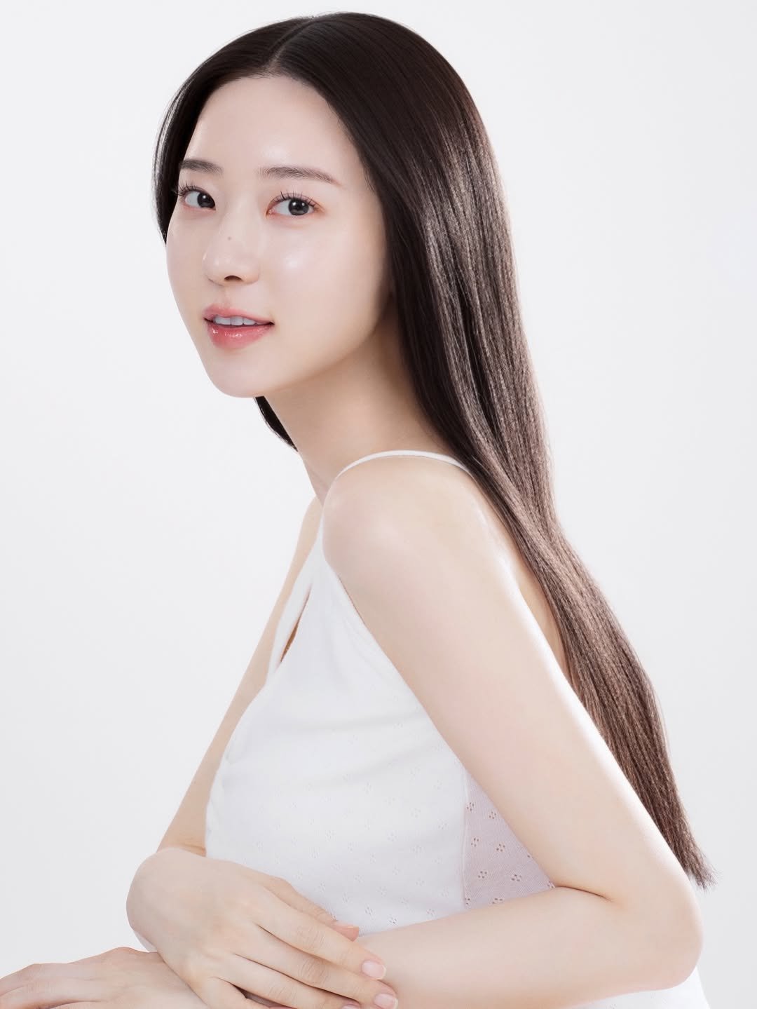 Photo shared by 신재은 ShinJaeeun on January 14, 2026 tagging @zencil.official. May be an image of one or more people, braids, makeup and text.