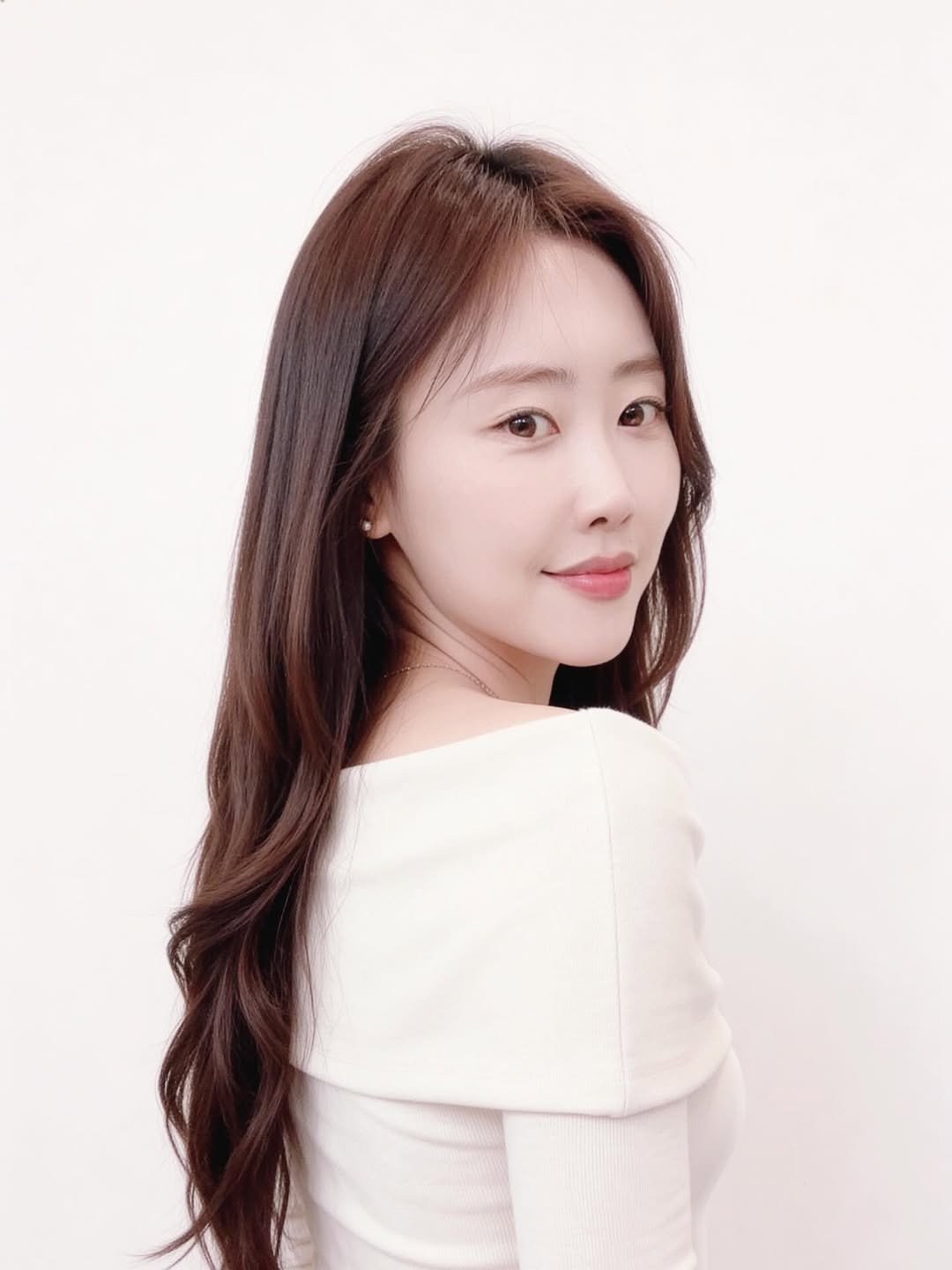 Photo by 대한민국 여드름은 제로스킨/홍대피부관리/아나픈 여드름압출/대표원장 유화영 on February 15, 2026. May be an image of one or more people, braids, blonde hair, long hair, top and text.