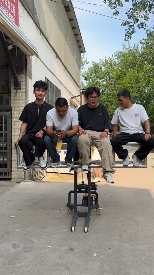 zghelplift 게시물 이미지: #SSmall forklift with a load of 300 kg