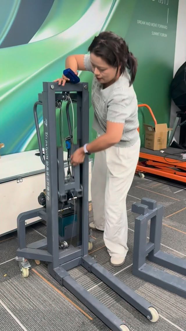 zghelplift 게시물 이미지: #Mini forklift with a load of 300 kg