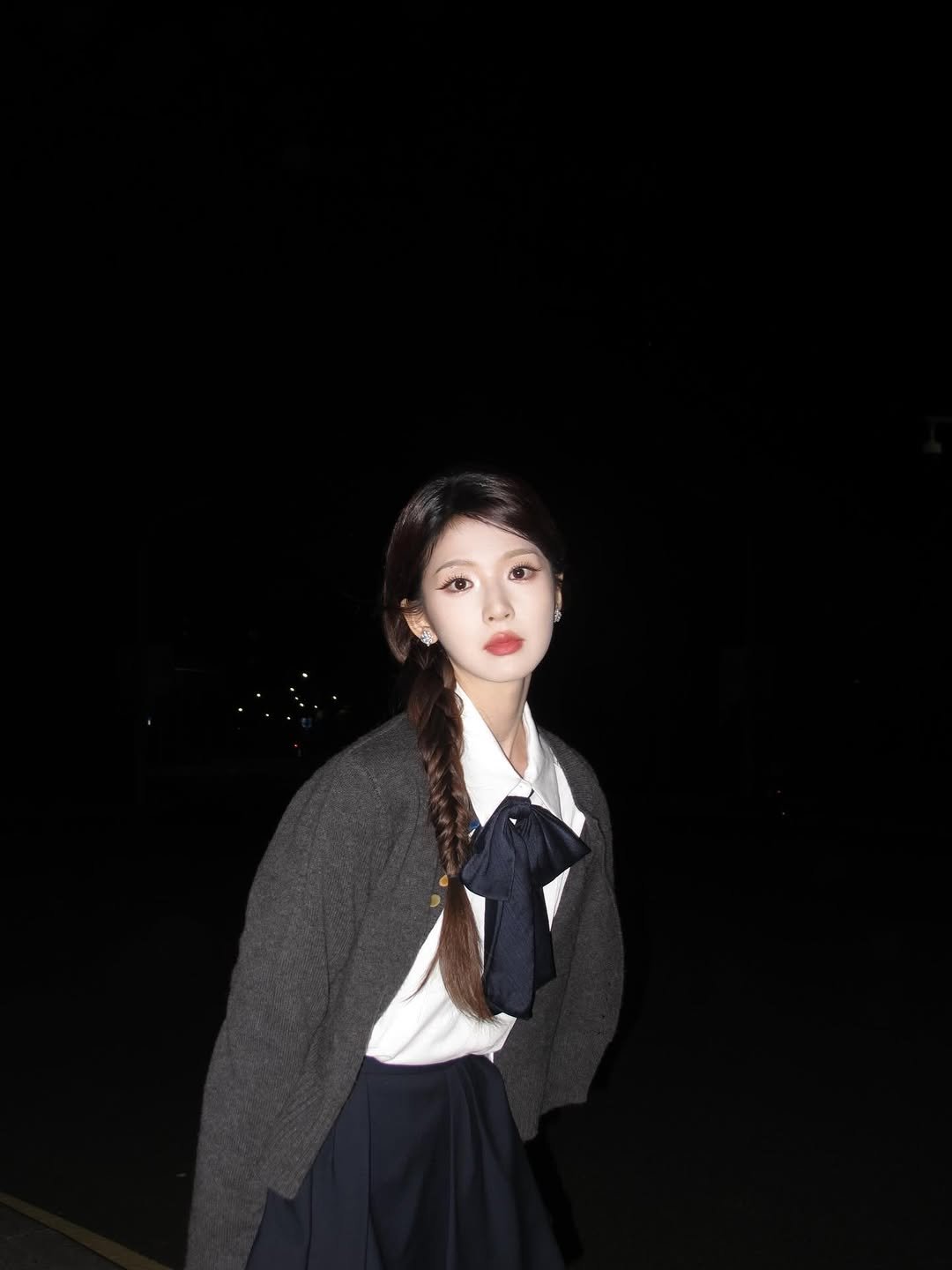 Photo by 张淼怡 on December 25, 2025. May be an image of one or more people, hair, makeup, duffle coat, overcoat, miniskirt, parka, blazer, night and text.