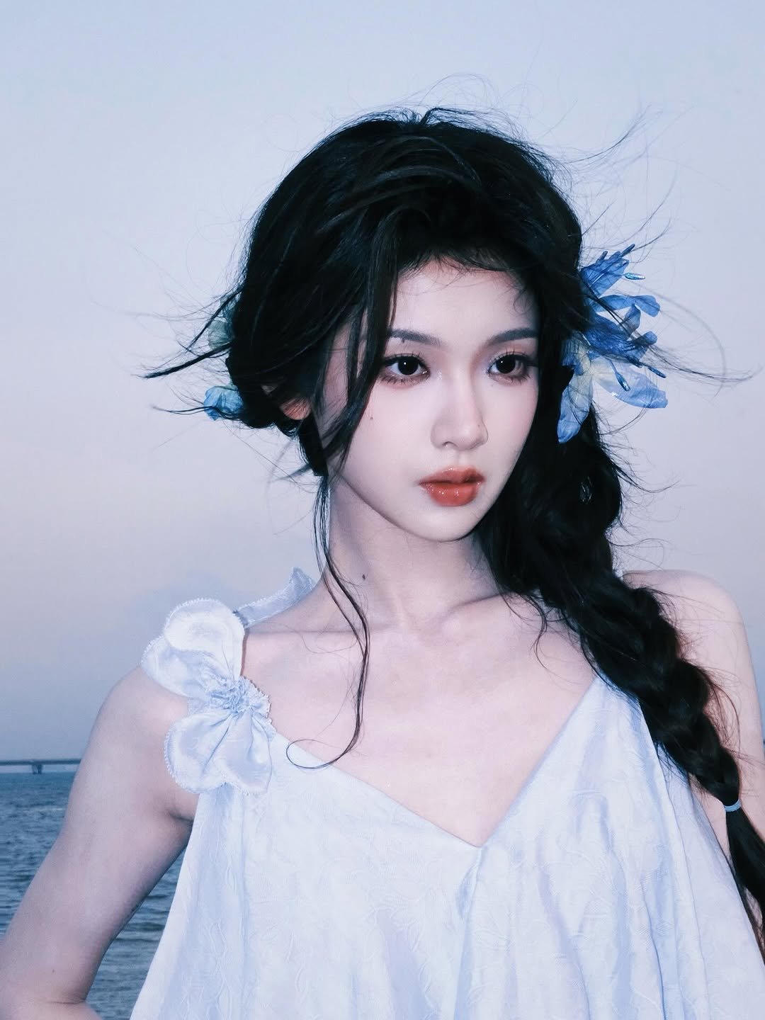 Photo by 张淼怡 on September 14, 2025. May be an image of one or more people, braids, makeup, slip, dress and text.