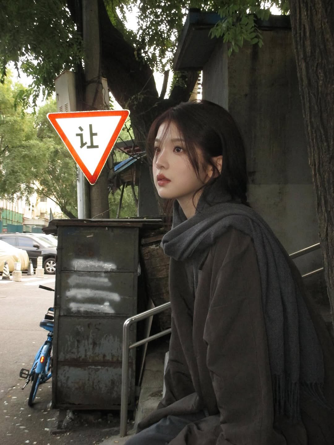 Photo by 张淼怡 on October 05, 2025. May be an image of one or more people, hair, duffle coat, overcoat, goosedown coat, cigarette, manhole, parka and street.